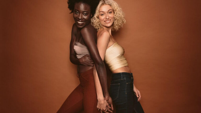 Um grupo de modelos confiantes desfilando pela passarela, exibindo sua beleza e talento únicos.