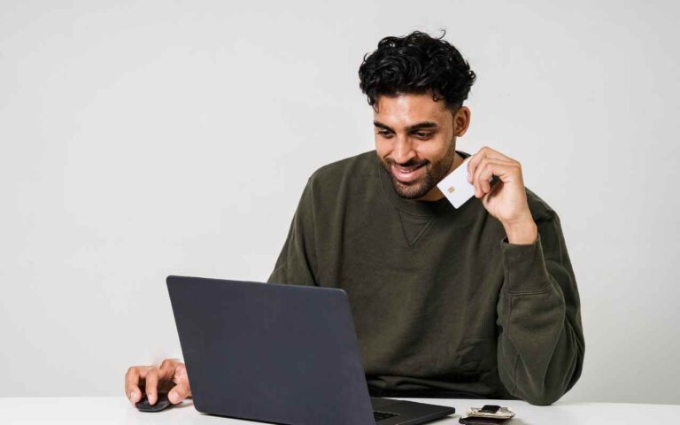 Cartão de crédito sem anuidade o marketing ideal para atrair os jovens