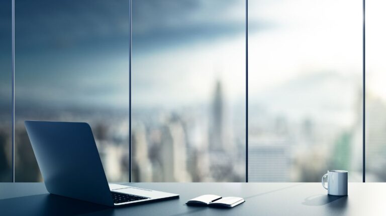 Um grupo de profissionais de marketing discutindo ideias em um escritório moderno.